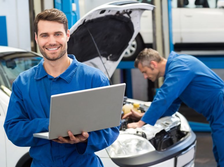 zwei Mechaniker, die die Reparatur und Wartung durchführen bei TOP Markenspezialist Autohaus Degener, Spezialist für Peugeot , Citroën in Umgebung Vreden, Stadtlohn, Ahaus, Südlohn, Borken, Gescher, Velen, Legden